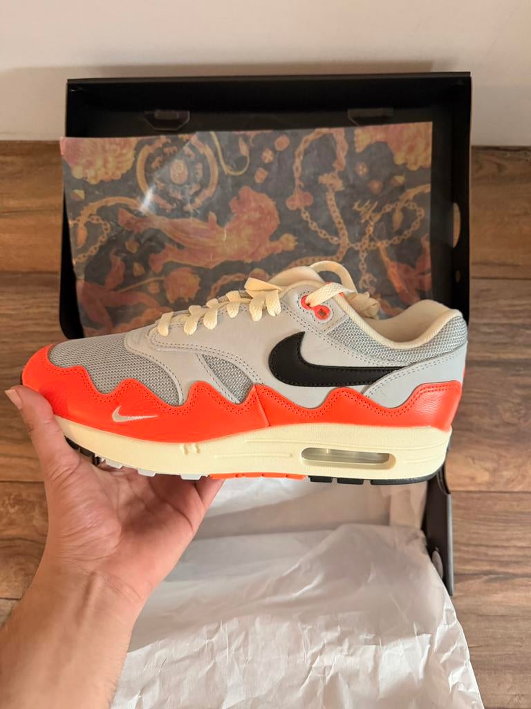 Patta x Nike Air Max 1 'Hyper Crimson 43, Kleding | Heren, Schoenen, Overige kleuren, Nieuw, Ophalen of Verzenden, Sneakers of Gympen