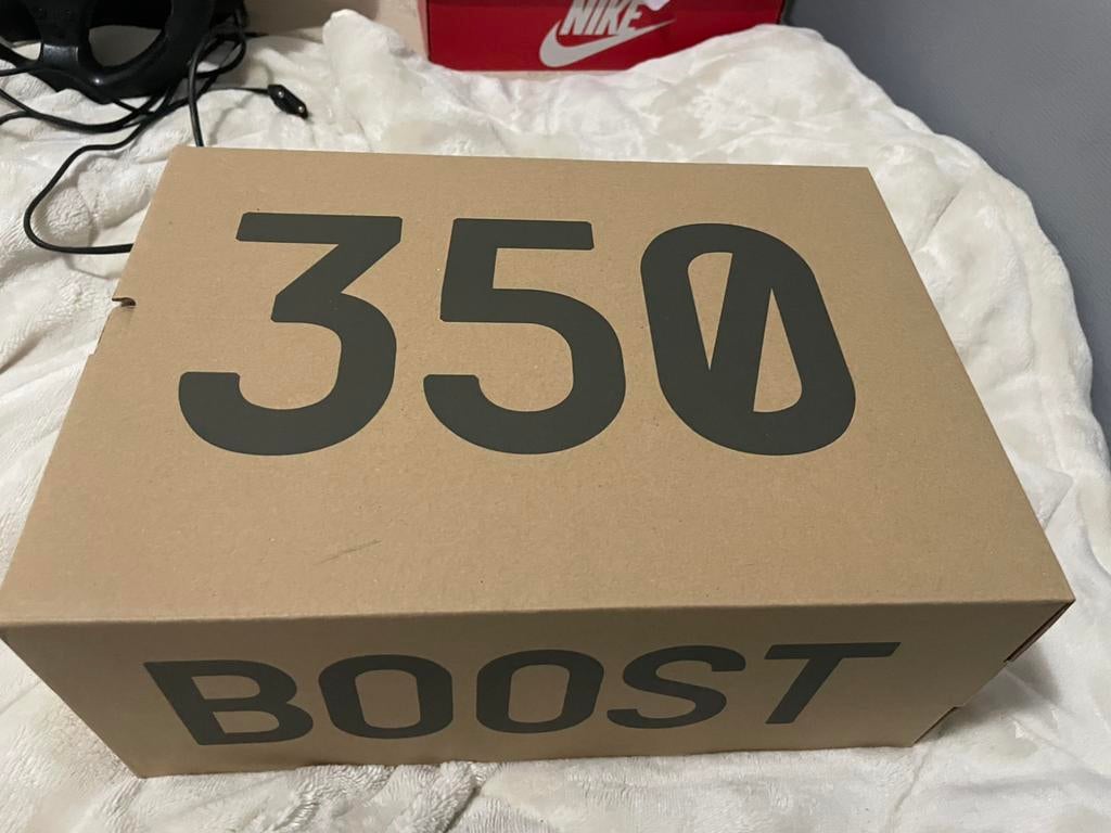 Yeezy 350 boost, Ophalen of Verzenden, Zo goed als nieuw, Zwart