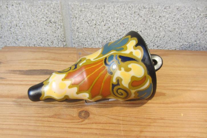 Vaasje / wandvaasje (plateel) van Regina, Gouda, Antiek en Kunst, Antiek | Keramiek en Aardewerk, Ophalen of Verzenden