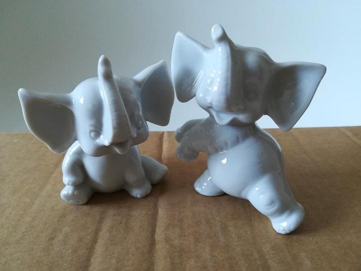 2 Witte Vintage Porseleinen Olifanten, Verzamelen, Beelden en Beeldjes, Zo goed als nieuw, Dier, Ophalen of Verzenden