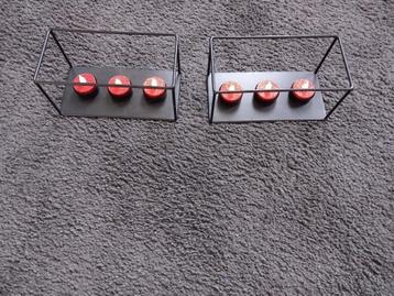 2 ZWARTE MET ROOD  METALEN KANDELAARS MOET WEG  beschikbaar voor biedingen