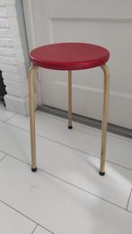Vintage kruk wit metaal rode houten zitting, Ophalen of Verzenden, Gebruikt, Hout