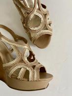 H208 Guess maat 38 Sleehak pumps sandalen schoenen hak beige, Guess, Beige, Ophalen of Verzenden, Zo goed als nieuw