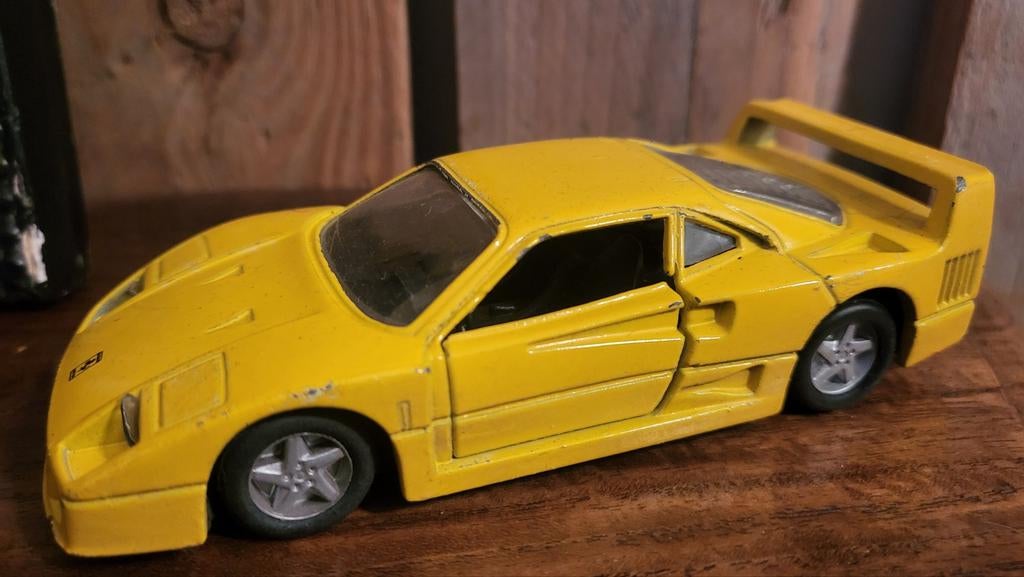 Gele Ferrari miniatuurauto f40 scale 1 / 39 shell uitvoering, Hobby en Vrije tijd, Modelauto's | 1:24, Ophalen of Verzenden, Gebruikt