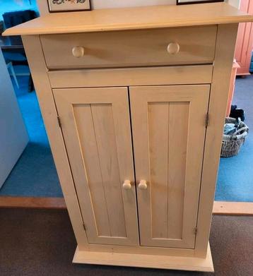 Kast met brede lade en 2 legplanken beschikbaar voor biedingen