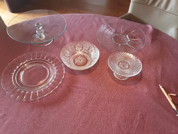 5 glazen voorwerpen, bonbonschaaltje, 3 schalen en 1 vintage beschikbaar voor biedingen