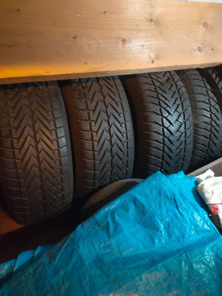 winterbanden 215-60-16 en 215-55-16 ook nog nieuwe Pirelli, Auto-onderdelen, Banden en Velgen, Band(en), Winterbanden, 16 inch