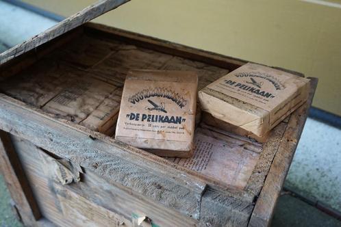 2 houten kisten met aanmaak blokken van De Pelikaan WWII, Verzamelen, Militaria | Tweede Wereldoorlog, Overige soorten, Nederland