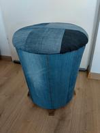 Ge-upcycelde retro opbergpoef jeansstof met houten voetjes, Huis en Inrichting, Banken | Voetenbanken en Poefen, Ophalen, Minder dan 50 cm