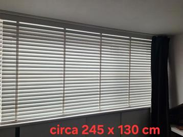 Witte houten jaloezieën, circa 245x130 cm & circa 88x130 beschikbaar voor biedingen