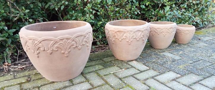 Hard gebakken terracotta potten swirl in vijf maten., Tuin en Terras, Bloempotten, Nieuw, Terracotta, Binnen, Balkon, Tuin, 40 tot 70 cm