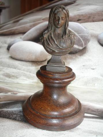 €32,50 ﻿MADONNA OP KASTANJE HOUTEN SOKKEL - wvq beschikbaar voor biedingen