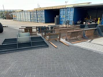 Knikmops gebruikte hulpstukken diverse bakken, tegelrieken,  beschikbaar voor biedingen