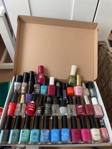 37 Nagellakjes voor 10€ beschikbaar voor biedingen