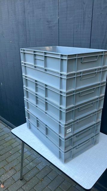 Stapelbakken magazijnbakken beschikbaar voor biedingen