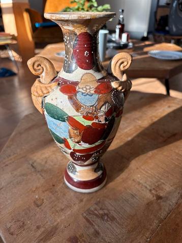 Antieke Vaas met Handgeschilderde Decoratie beschikbaar voor biedingen