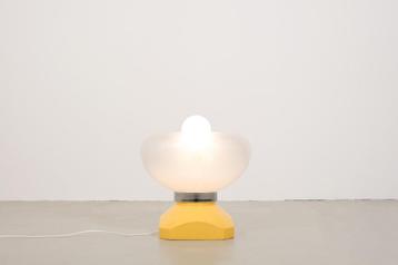 Gele Italiaanse space age lamp beschikbaar voor biedingen