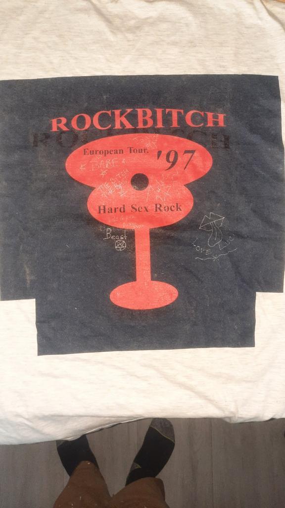 Gesigneerd Rockbitch T-shirt - Zeldzaam!, Kleding | Heren, T-shirts, Gedragen, Overige maten, Zwart, Ophalen of Verzenden