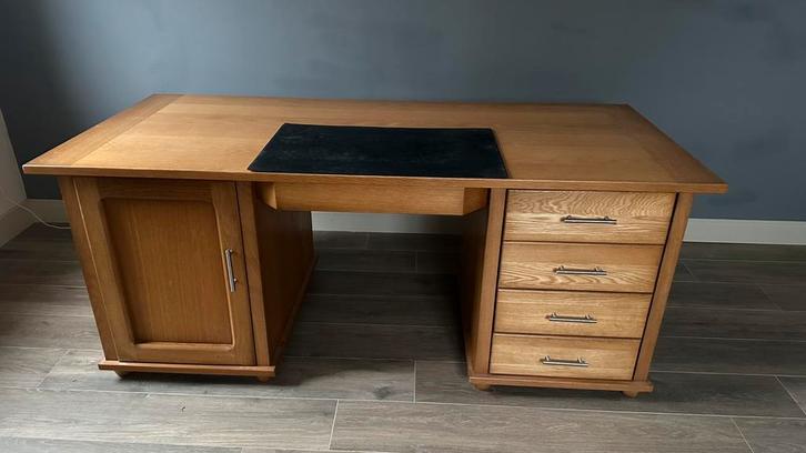 Groot eiken bureau- met lichtbak, Huis en Inrichting, Bureaus, Zo goed als nieuw, Ophalen