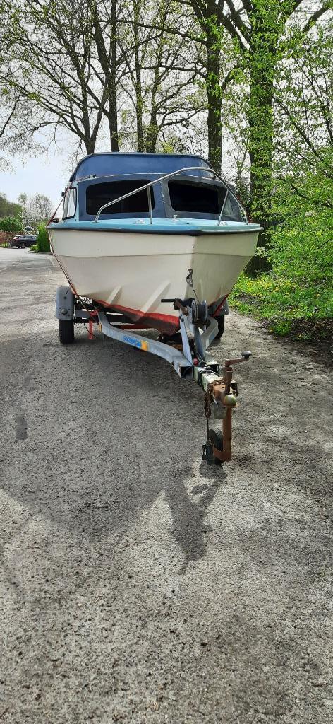 kleine kajuitboot met trailer., Watersport en Boten, Motorboten en Motorjachten, Gebruikt, Polyester, Tot 6 meter, Benzine, Buitenboordmotor