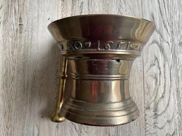 Antieke bronzen vijzel met stamper uit het jaar 1651 beschikbaar voor biedingen