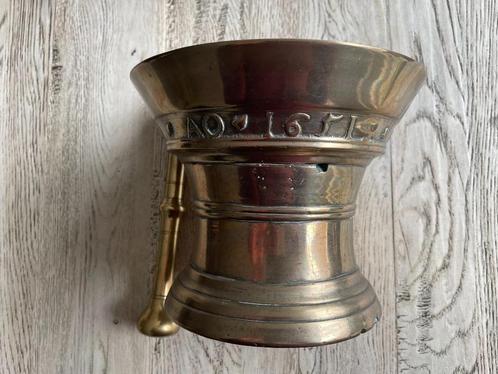 Antieke bronzen vijzel met stamper uit het jaar 1651, Antiek en Kunst, Antiek | Koper en Brons, Brons, Verzenden