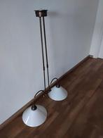 Dubbele hanglamp met witte glazen kappen, Huis en Inrichting, Lampen | Hanglampen, Ophalen, 50 tot 75 cm, Vintage, Zo goed als nieuw