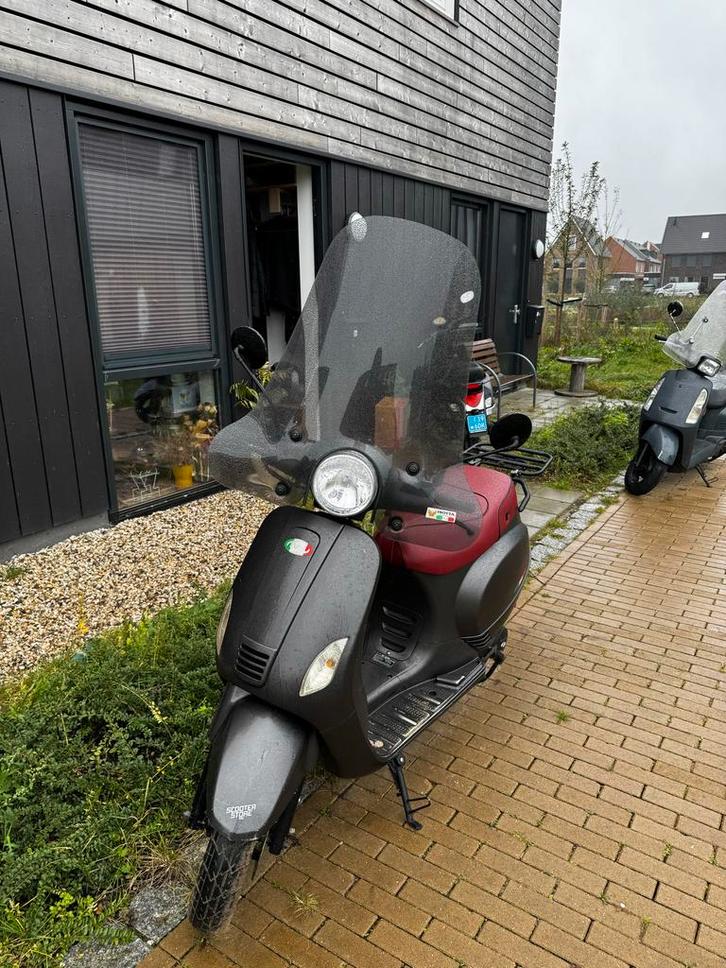 Mooie scooter | afstandsbediening begrenzer | gratis slot!, Fietsen en Brommers, Brommeronderdelen | Scooters, Zo goed als nieuw