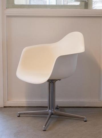 Eames Vitra DAL Armchair | La Fonda Base beschikbaar voor biedingen