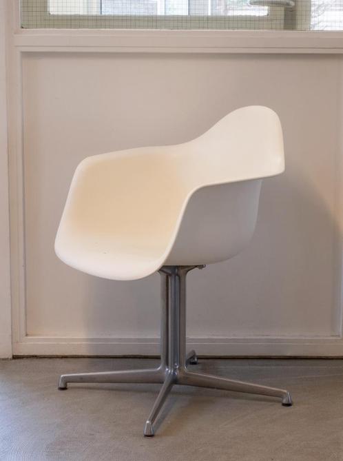 Eames Vitra DAL Armchair | La Fonda Base, Huis en Inrichting, Stoelen, Gebruikt, Eén, Kunststof, Metaal, Wit, Ophalen of Verzenden