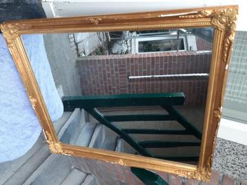 Spiegel in mooie gouden lijst beschikbaar voor biedingen