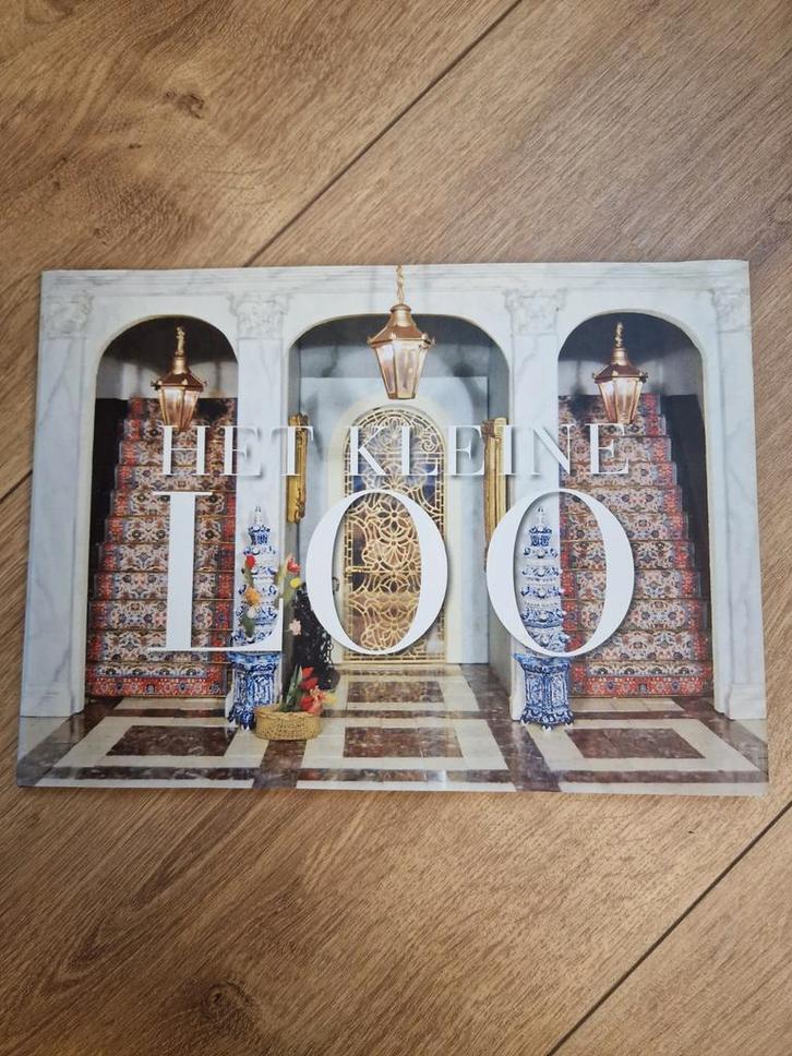 Het Kleine Loo - boek over het poppenhuis, Kinderen en Baby's, Speelgoed | Poppenhuizen, Zo goed als nieuw, Ophalen of Verzenden