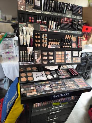 make-up stand ARTDECO in zeer gode staat met verkoopsproduct beschikbaar voor biedingen