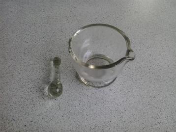 Glazen vijzel beschikbaar voor biedingen