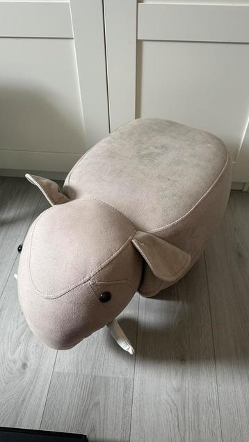 Olifant zit poef grijs beschikbaar voor biedingen