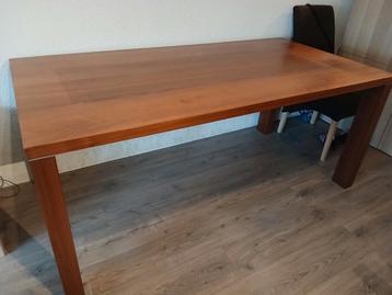 Degelijke eettafel of werktafel 4 tot 6 personen beschikbaar voor biedingen