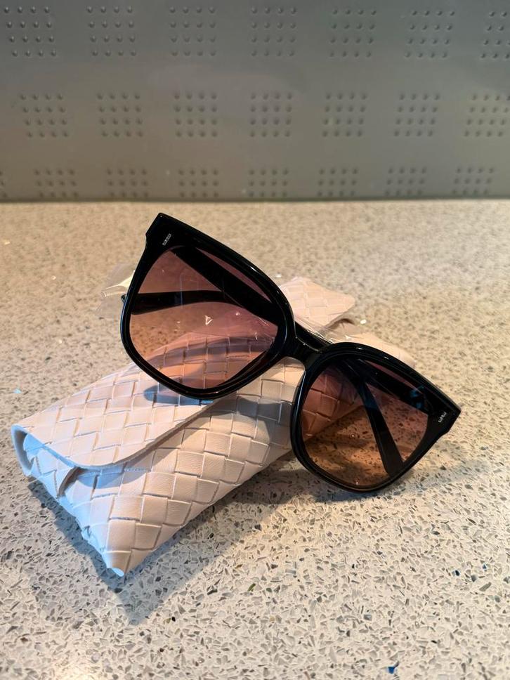 Stijlvolle bril met etui, Sieraden, Tassen en Uiterlijk, Zonnebrillen en Brillen | Dames, Zo goed als nieuw, Bril, Overige merken