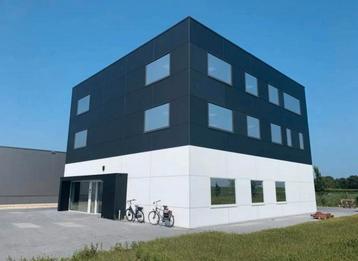 INSTALLATIE VAN ZONWERENDE RAAMFOLIE VOOR PRIVACY OP LOCATIE beschikbaar voor biedingen