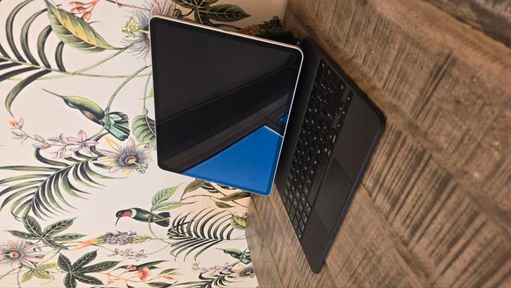 IPad Pro 12.9 inch (M2 chip) 128GB + Magic Keyboard – Space, Computers en Software, Apple iPads, Zo goed als nieuw, Apple iPad