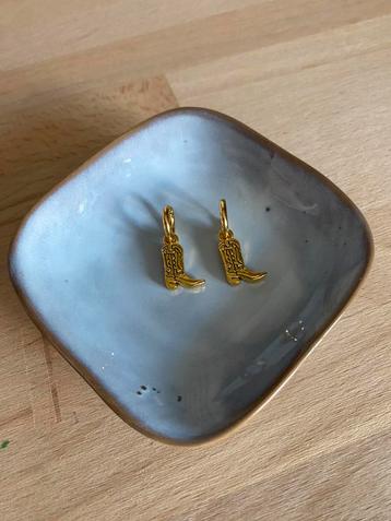 Hippe zelfgemaakte oorbellen-ringetje met gouden cowboylaars beschikbaar voor biedingen