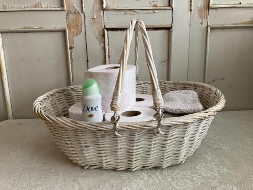 Brocante witte ovale rieten mand met hengsel / badkamermand, Antiek en Kunst, Curiosa en Brocante, Ophalen of Verzenden