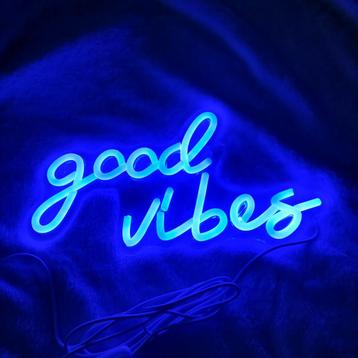 neon LED verlichting 'Good Vibes' blauw op plexiglas beschikbaar voor biedingen