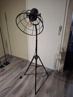 Industriële vloerlamp met statief, Huis en Inrichting, Lampen | Vloerlampen, Ophalen of Verzenden, Zo goed als nieuw, Metaal, 150 tot 200 cm