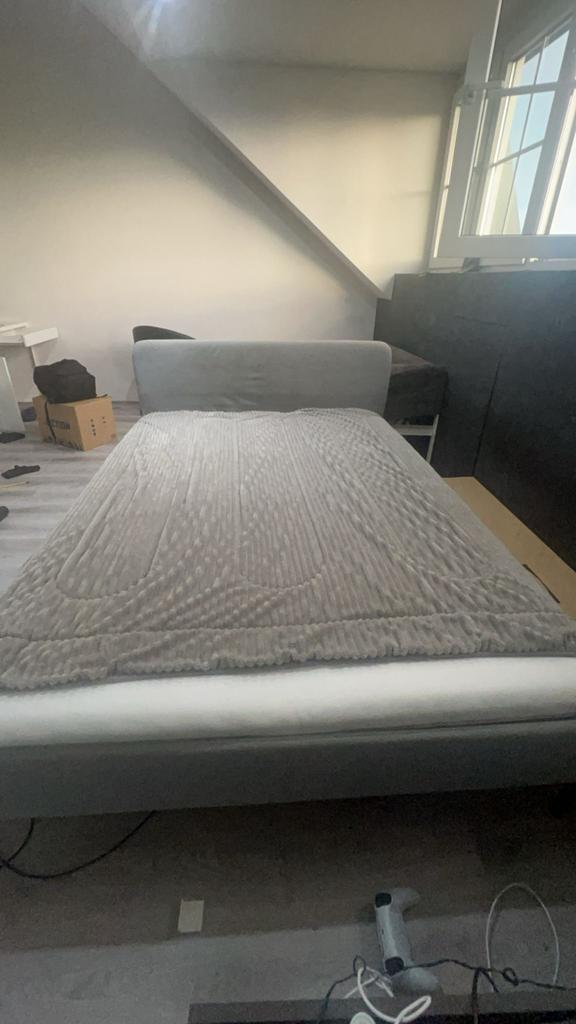 Ikea bed met lattenbodem en matras, Huis en Inrichting, Slaapkamer | Bedden, Gebruikt, Eenpersoons, 90 cm, 200 cm, Hout, Grijs