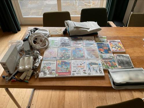 Uitgebreide Wii + games + guitar hero + sing it enz., Spelcomputers en Games, Spelcomputers | Nintendo Wii, Gebruikt, Met 2 controllers