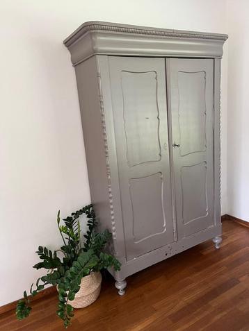 Mooie biedermeier kast beschikbaar voor biedingen