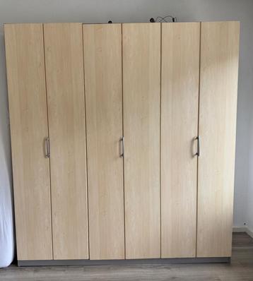Kledingkast met vouwdeuren