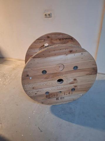 Zeer nette Houten kabel haspels
 beschikbaar voor biedingen