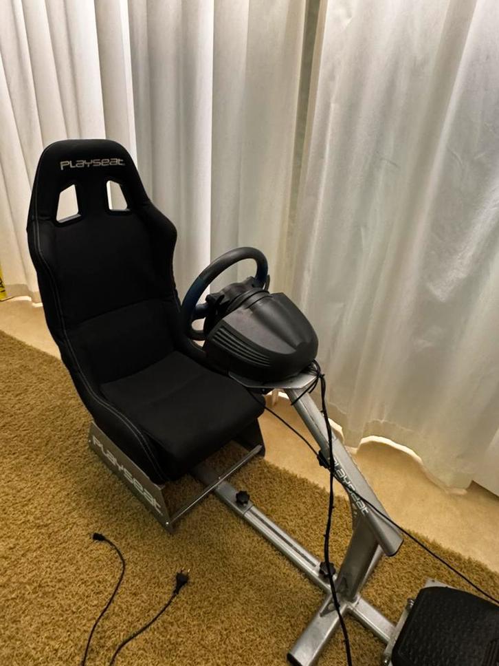 Playseat + Thrustmaster T150, Spelcomputers en Games, Spelcomputers | Sony PlayStation Consoles | Accessoires, Zo goed als nieuw