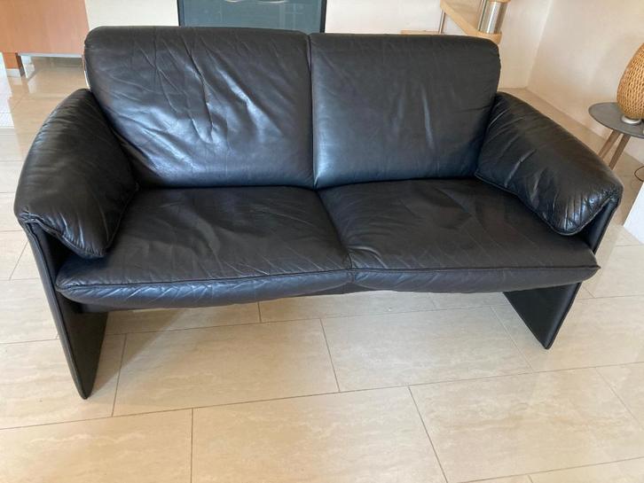 Leolux Bora Bora 2-zits bank - zwart leer (2), Huis en Inrichting, Banken | Bankstellen, Gebruikt, Rechte bank, Tweepersoons, Minder dan 150 cm